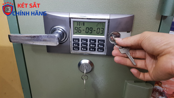 Cách mở két sắt Hòa Phát điện tử khi quên mã số bằng chìa khóa khẩn cấp