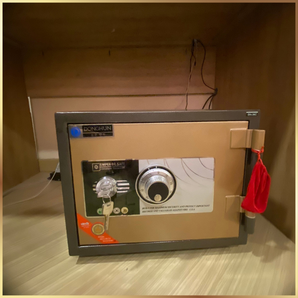 Hình ảnh thực tế két sắt hàn quốc DONGHUN DH36C khóa cơ đổi mã lắp đặt trong tủ
