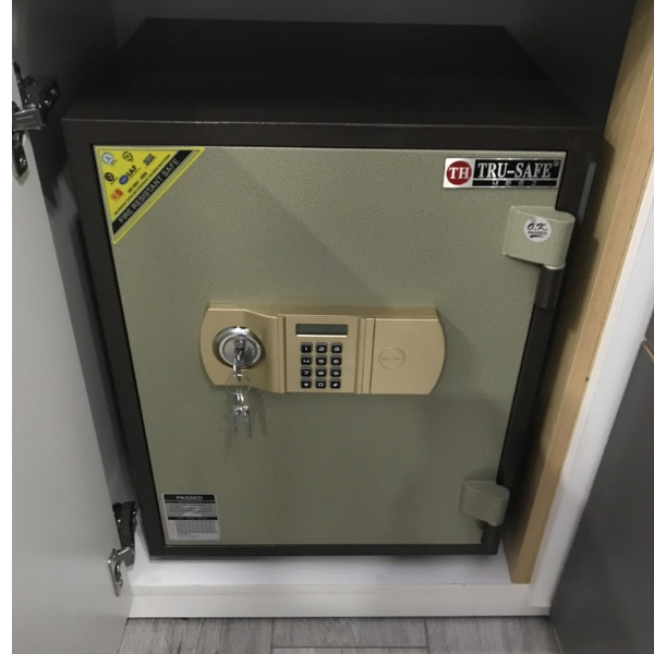 Lắp đặt két sắt Hàn Quốc Trusafe HQ683DT để vào tủ tại nhà khách hàng