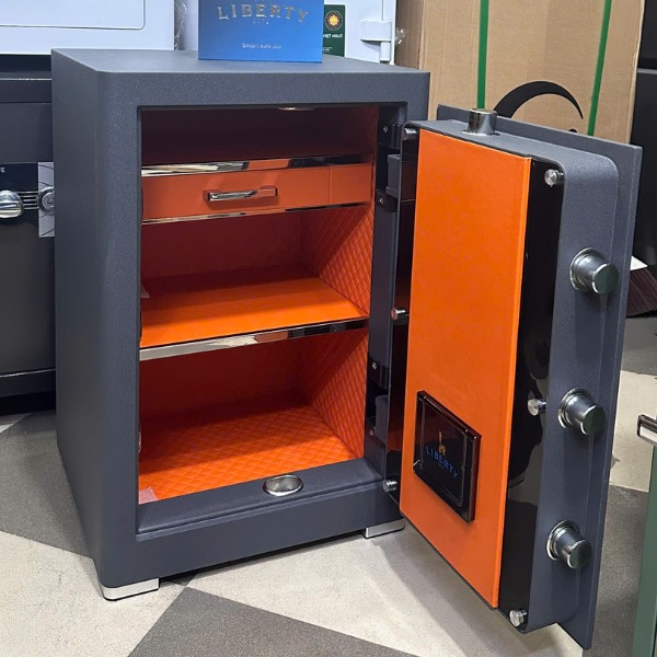 Két sắt Liberty LB68 Pro màu xám có nội thất rộng, có khay trang sức