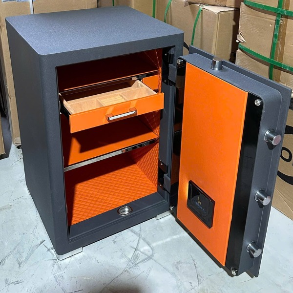 Két sắt Liberty LB79 Pro màu xanh xám có nội thất rộng chia 4 ngăn