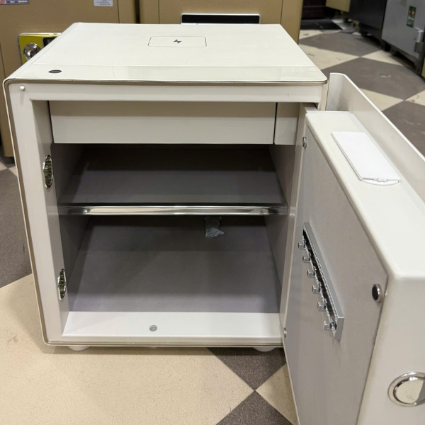 Két sắt đầu giường Philips SBX300 có nội thất chia làm 3 ngăn