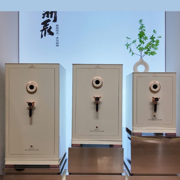 Két sắt IPU XC60 nhập khẩu màu trắng kem bóng đẹp, hiện đại