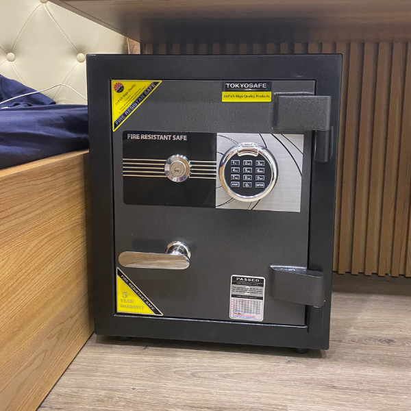 Hình ảnh thực tế lắp đặt két sắt vân tay điện tử Nhật Bản TOKYO TKO53F trong phòng ngủ