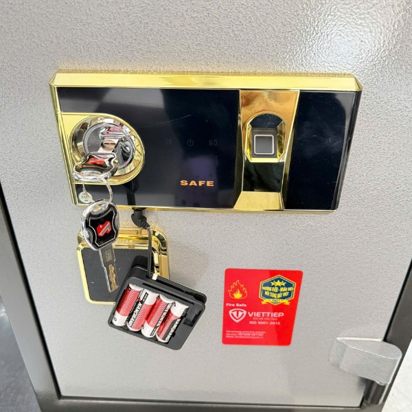 Két sắt vân tay Việt Tiệp  khi hết PIN có thể dùng hộp PIN ngoài