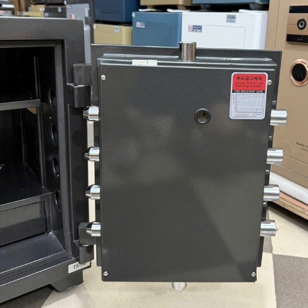 Két sắt Việt Nhật JP60FE được bảo vệ bằng 10 chốt khóa INOX đúc đặc sáng bóng