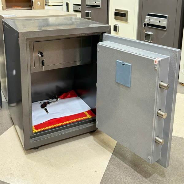 Hình ảnh Két sắt vân tay Việt Nhật VN33VT chống cháy cao cấp1