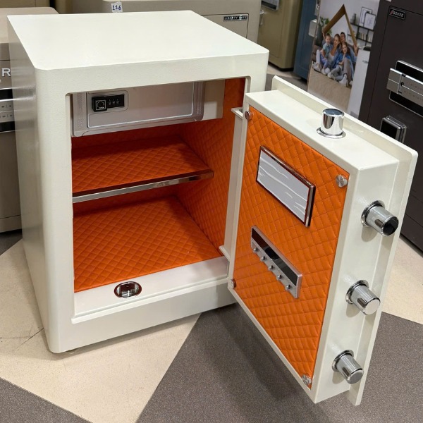 Két sắt Xuân Hòa Bokee BK55A có nội thất rộng để được laptop hồ sơ giấy tờ