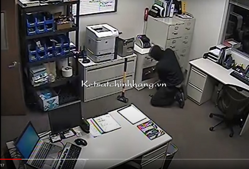 Két Sắt được vít vào sàn chắc chắn nên trộm không thể cạy phá được